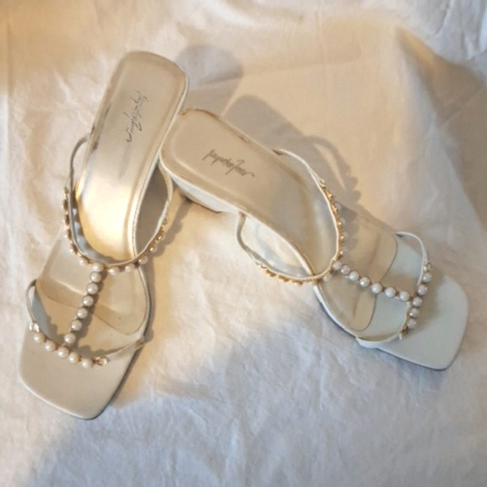 Jacqueline Ferrar Vintage Elegant Cream Sandals with Pearl Accents